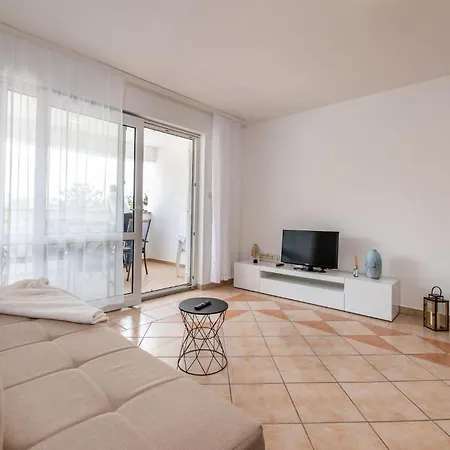 Angie Apartment *